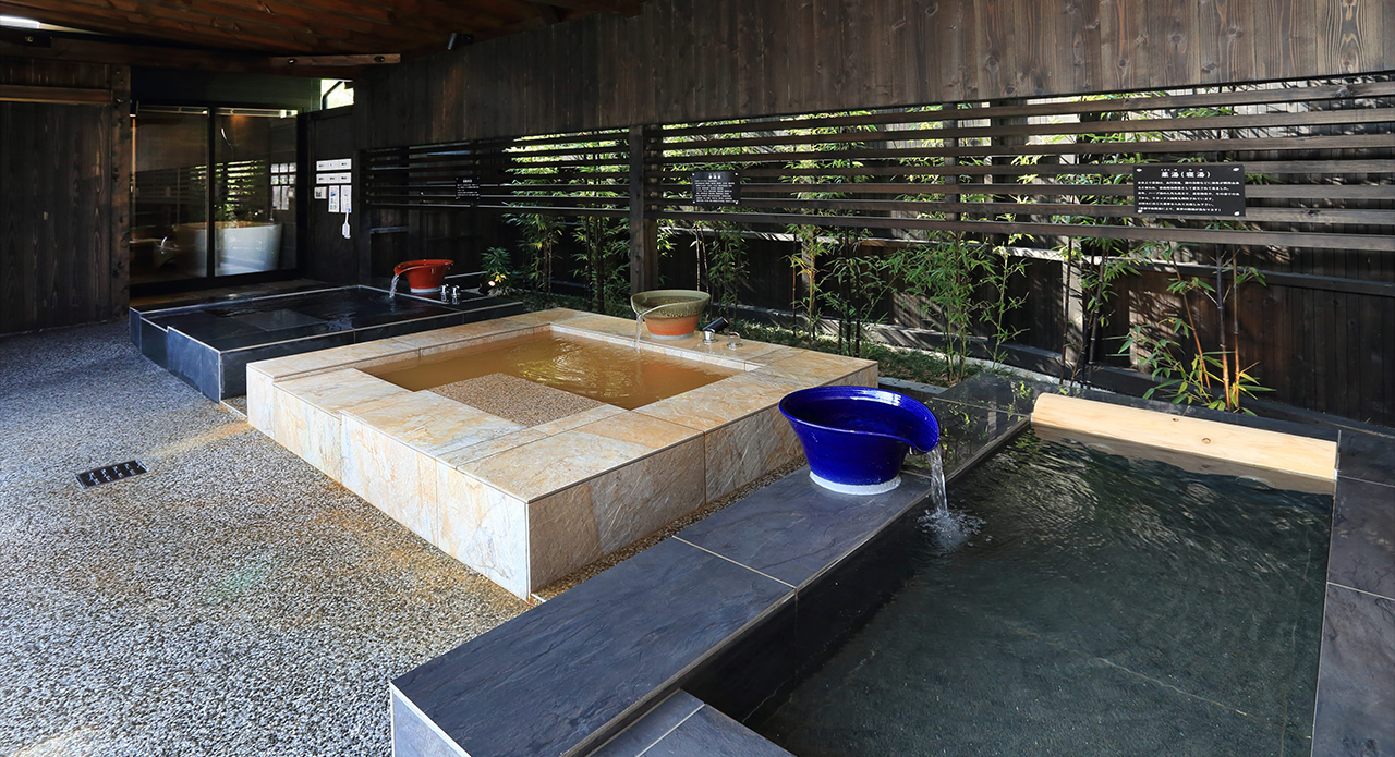 金 温泉 と 3 種 の お 風呂 花菖蒲
