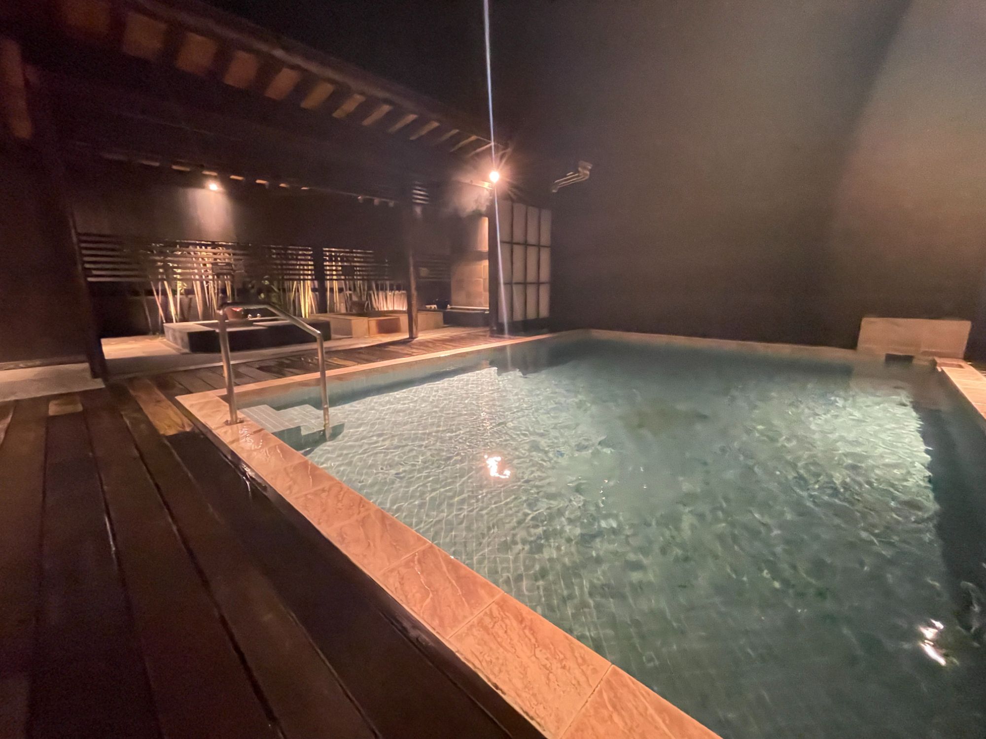 夕暮れの中庭プール